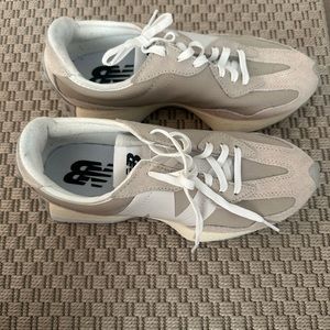 New Balance 327 GRAY SiZE 8 (Women’s)